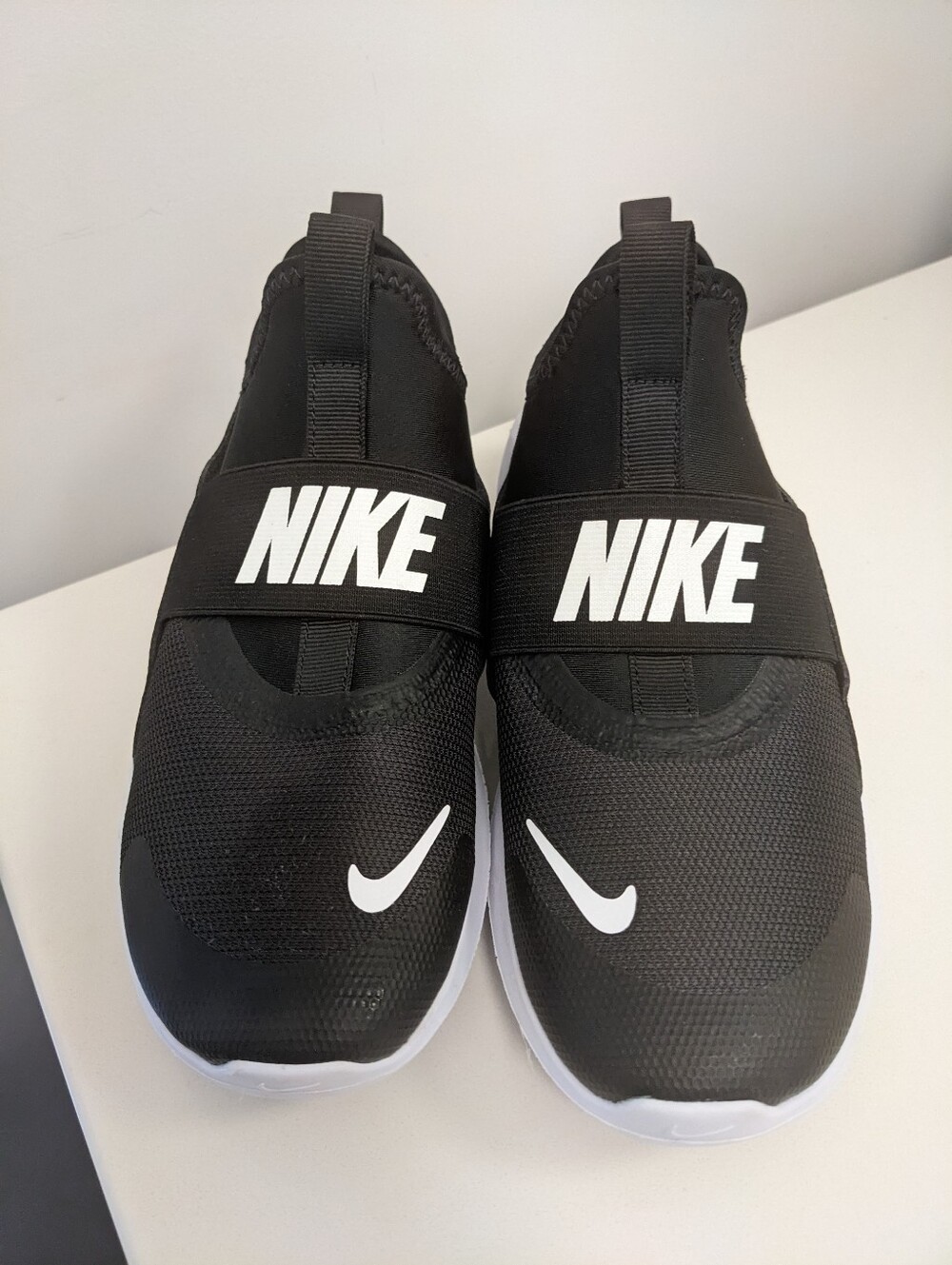 Nike Flex Runner 4 – Youth 4.5Y Black & White pull on sneakers, running shoes